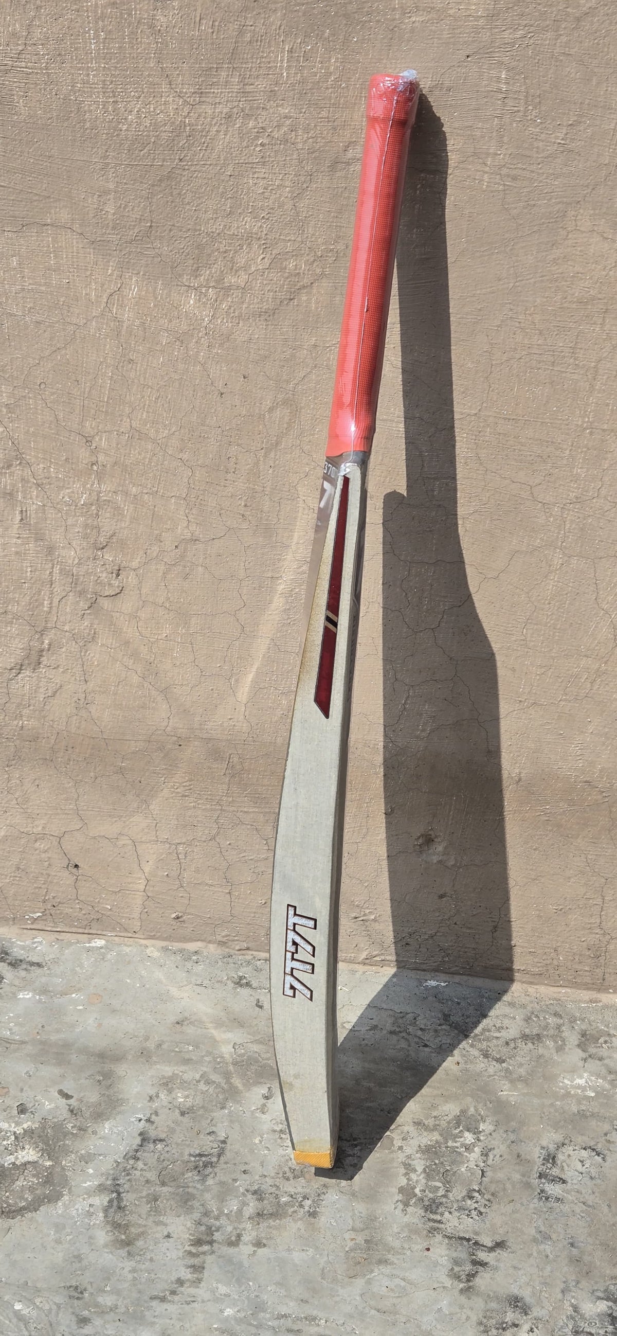 Close-up product view of the 7T 7T Million scoop cricket bat